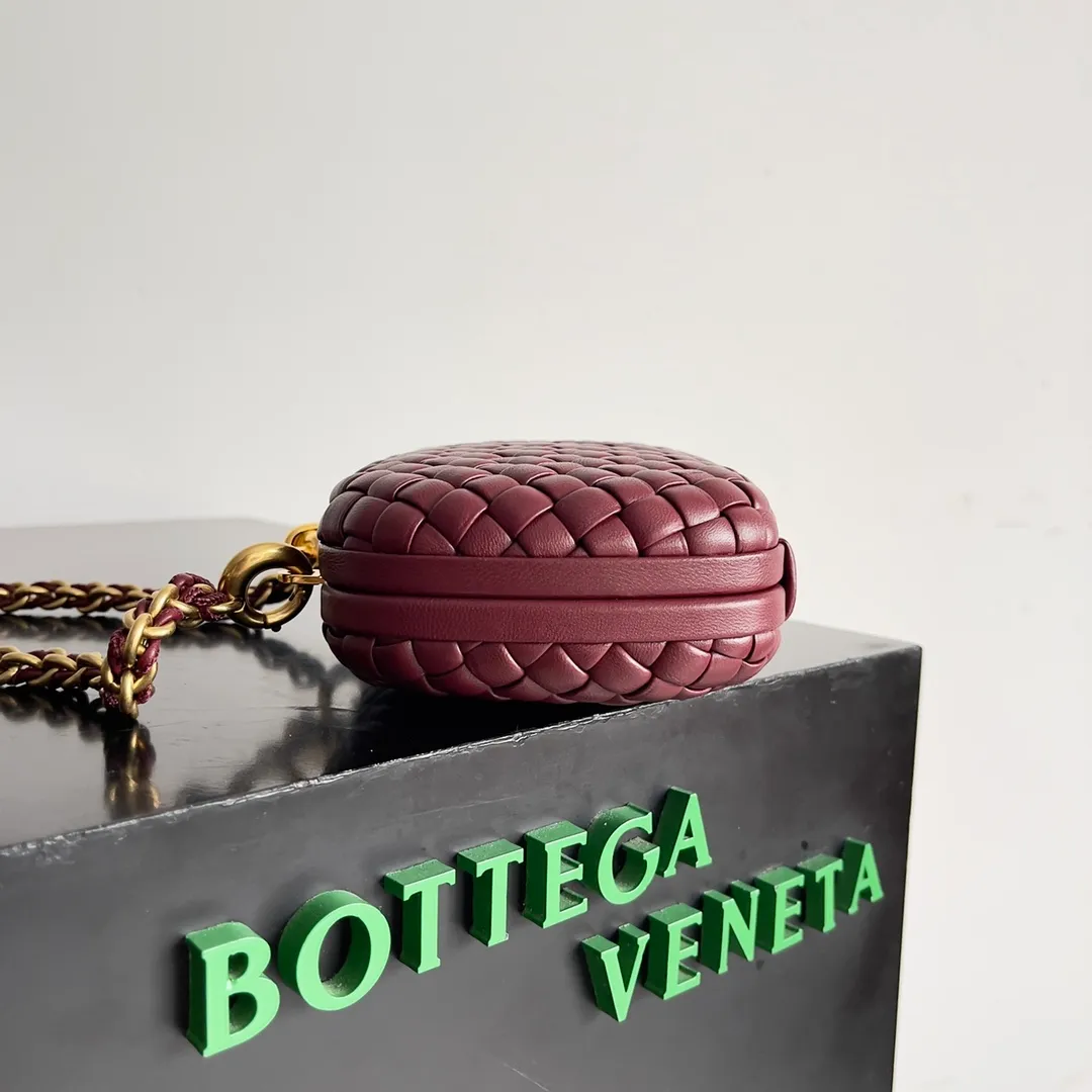 Batch 2260 BOTTEGA VENETA KNOT evening bag chain version for women is now on the market! Delicate and elegant, soft and powerful, this bag is definitely a representative of intellectual women. As an evergreen model of BV, the blessing of the chain is the icing on the cake. The classic weaving once again interprets the unique craftsmanship (the chain can be disassembled separately). Style number: 776662 Size: 19*11.5*5cm